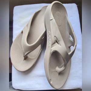 Oofos oomega slippers size 9